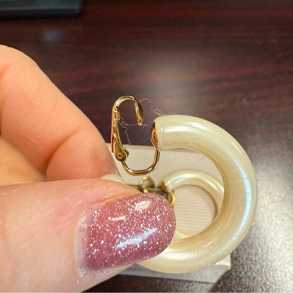 Avon Pearlized Swirl Hoop clip Earrings size large NIB vintage 1991 - Picture 4 of 5